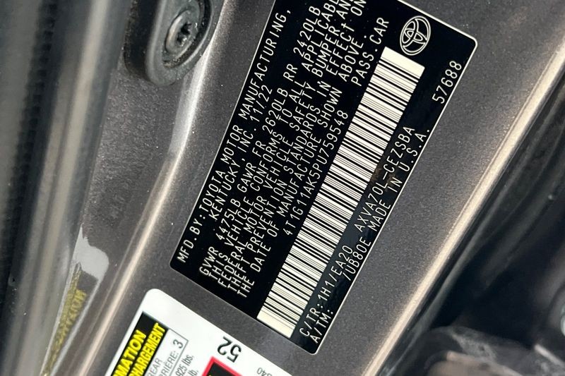 Toyota Camry Vehicle Full-screen Gallery Image 27