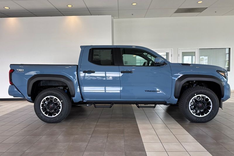 Toyota Tacoma 4WD Vehicle Full-screen Gallery Image 03