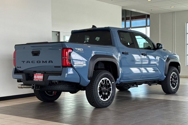 Toyota Tacoma 4WD Vehicle Full-screen Gallery Image 04