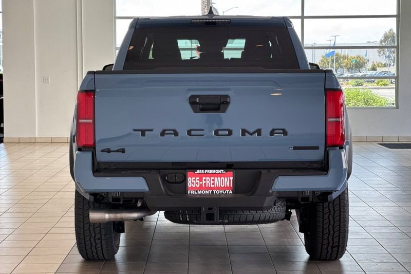 Toyota Tacoma 4WD Vehicle Full-screen Gallery Image 05
