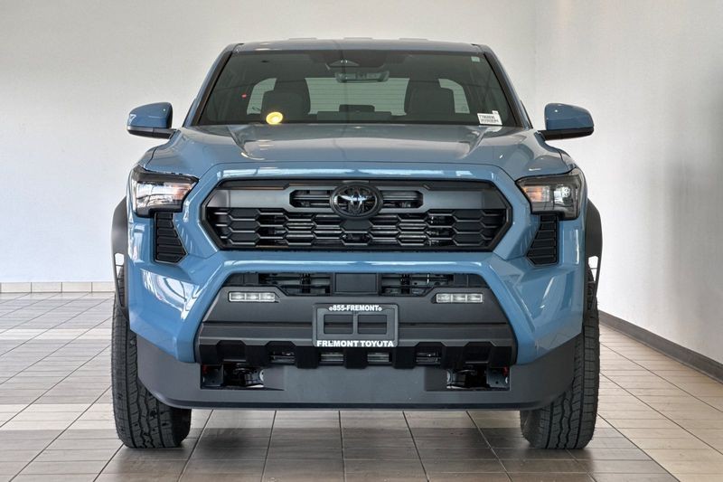 Toyota Tacoma 4WD Vehicle Full-screen Gallery Image 06