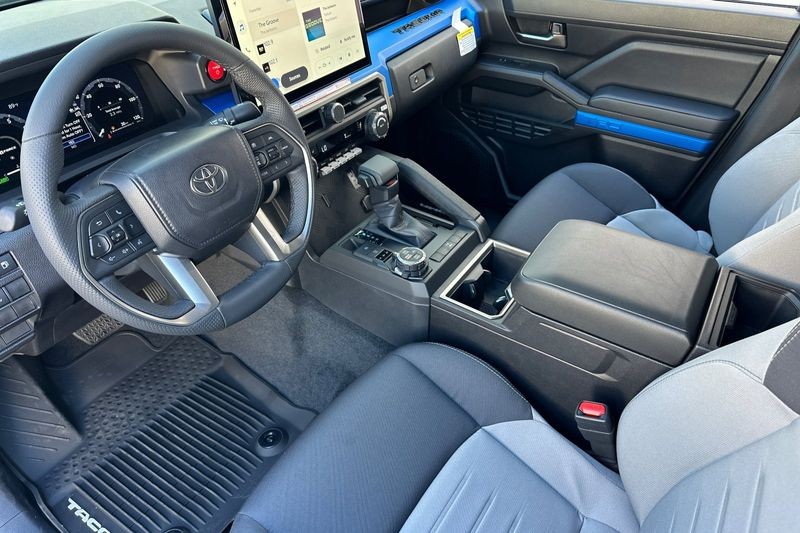 Toyota Tacoma 4WD Vehicle Full-screen Gallery Image 07