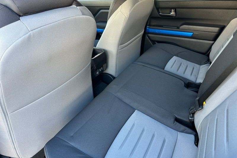 Toyota Tacoma 4WD Vehicle Full-screen Gallery Image 09