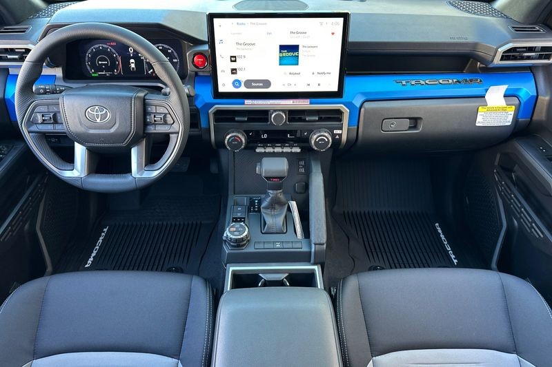 Toyota Tacoma 4WD Vehicle Full-screen Gallery Image 10