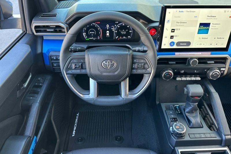Toyota Tacoma 4WD Vehicle Full-screen Gallery Image 11