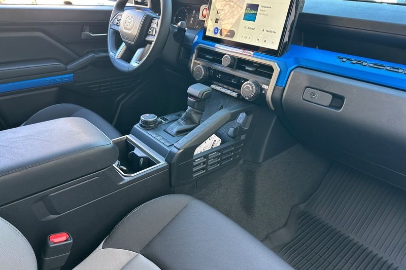 Toyota Tacoma 4WD Vehicle Full-screen Gallery Image 12