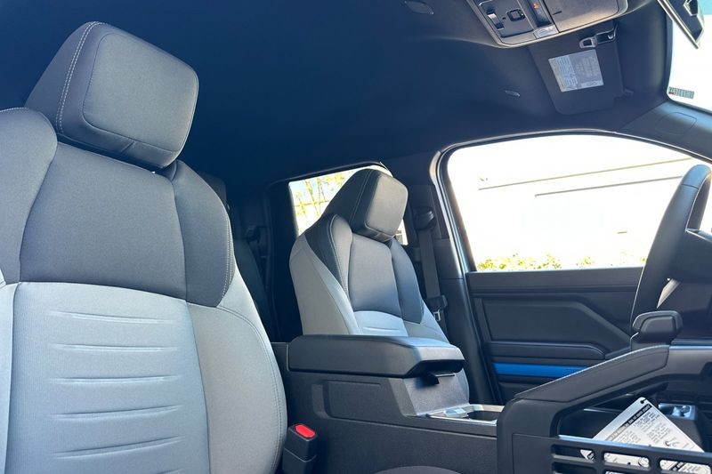 Toyota Tacoma 4WD Vehicle Full-screen Gallery Image 13