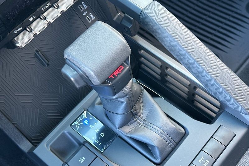 Toyota Tacoma 4WD Vehicle Full-screen Gallery Image 17