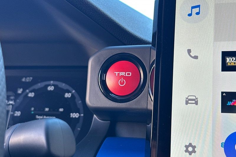 Toyota Tacoma 4WD Vehicle Full-screen Gallery Image 18
