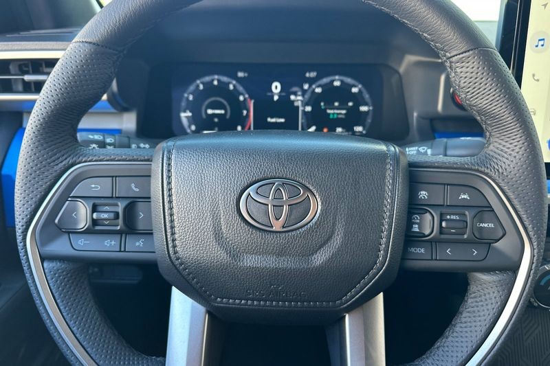 Toyota Tacoma 4WD Vehicle Full-screen Gallery Image 19
