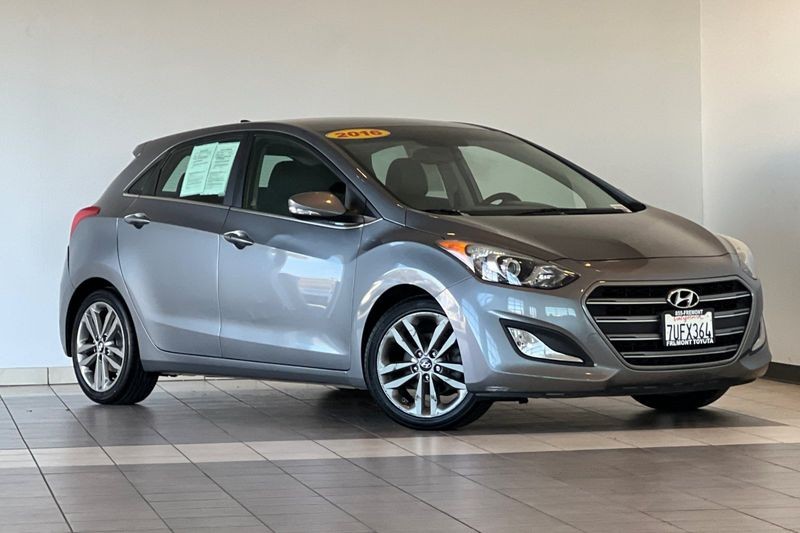 Hyundai Elantra GT Vehicle Full-screen Gallery Image 02