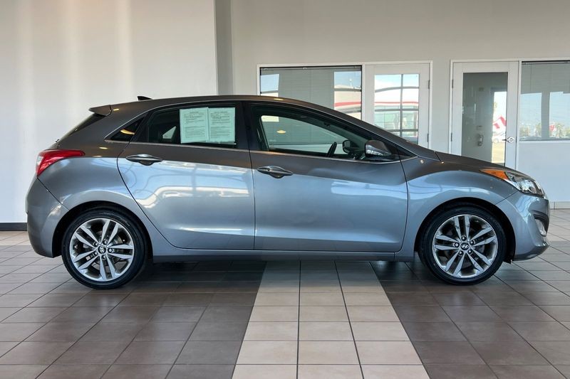 Hyundai Elantra GT Vehicle Full-screen Gallery Image 03