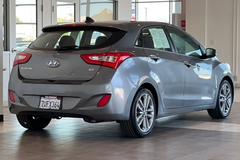 Hyundai Elantra GT Vehicle Full-screen Gallery Image 04