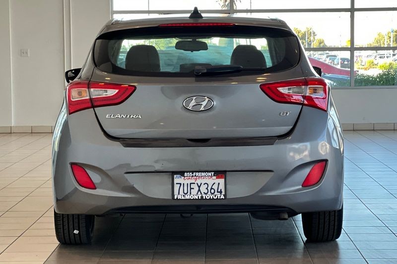 Hyundai Elantra GT Vehicle Full-screen Gallery Image 05