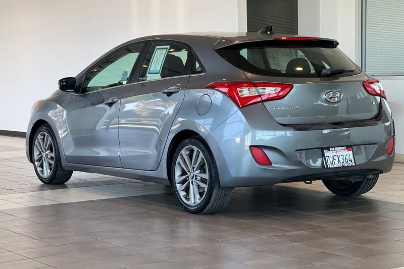 Hyundai Elantra GT Vehicle Full-screen Gallery Image 06