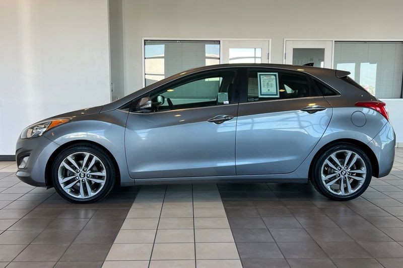 Hyundai Elantra GT Vehicle Full-screen Gallery Image 07