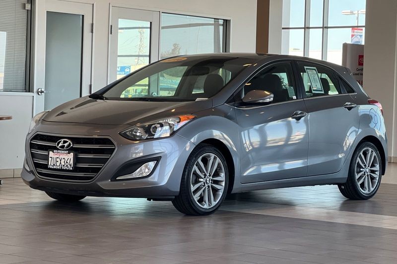 Hyundai Elantra GT Vehicle Full-screen Gallery Image 08