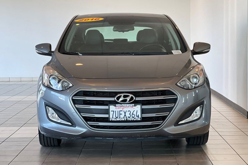 Hyundai Elantra GT Vehicle Full-screen Gallery Image 09