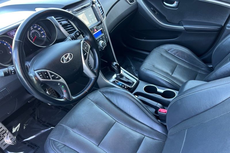 Hyundai Elantra GT Vehicle Full-screen Gallery Image 10