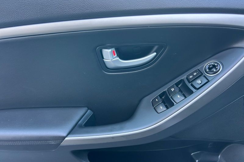 Hyundai Elantra GT Vehicle Full-screen Gallery Image 11