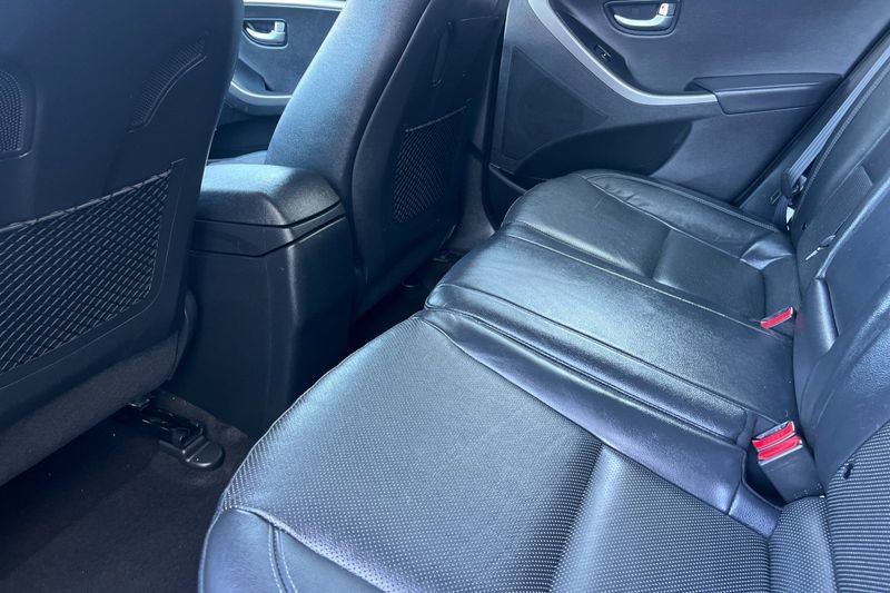 Hyundai Elantra GT Vehicle Full-screen Gallery Image 12