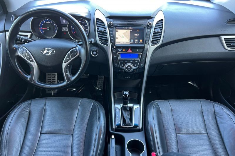 Hyundai Elantra GT Vehicle Full-screen Gallery Image 13