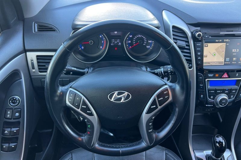 Hyundai Elantra GT Vehicle Full-screen Gallery Image 14