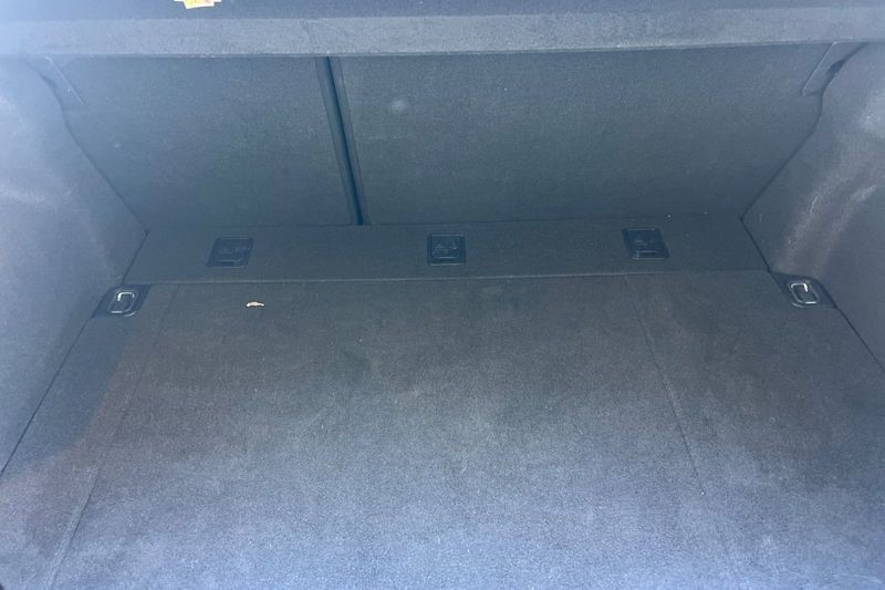 Hyundai Elantra GT Vehicle Full-screen Gallery Image 15