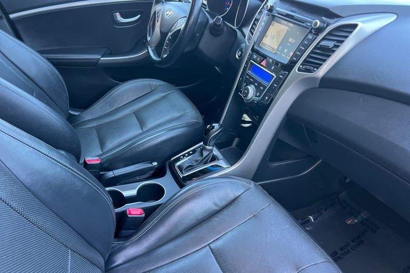 Hyundai Elantra GT Vehicle Full-screen Gallery Image 16