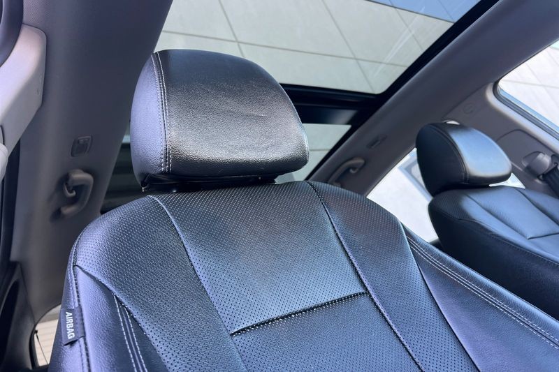 Hyundai Elantra GT Vehicle Full-screen Gallery Image 17