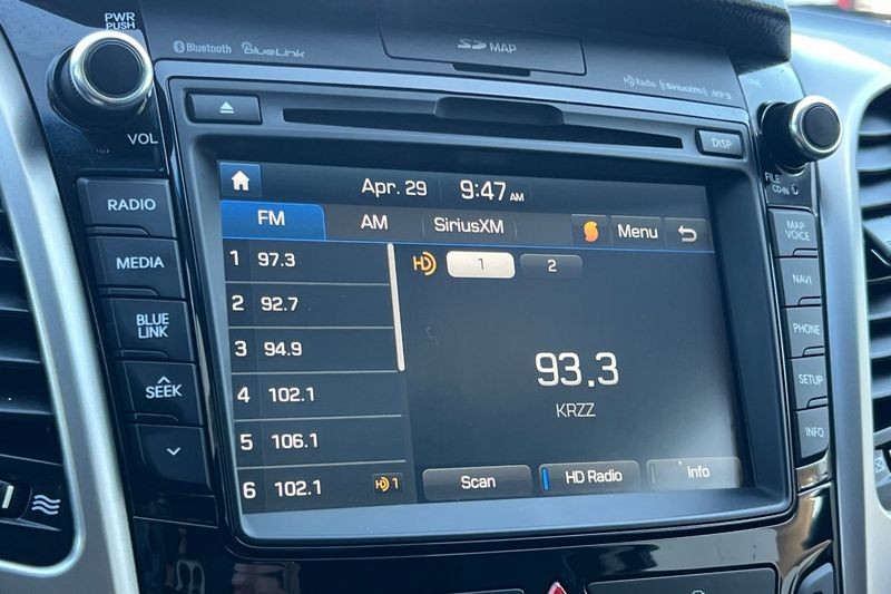 Hyundai Elantra GT Vehicle Full-screen Gallery Image 18