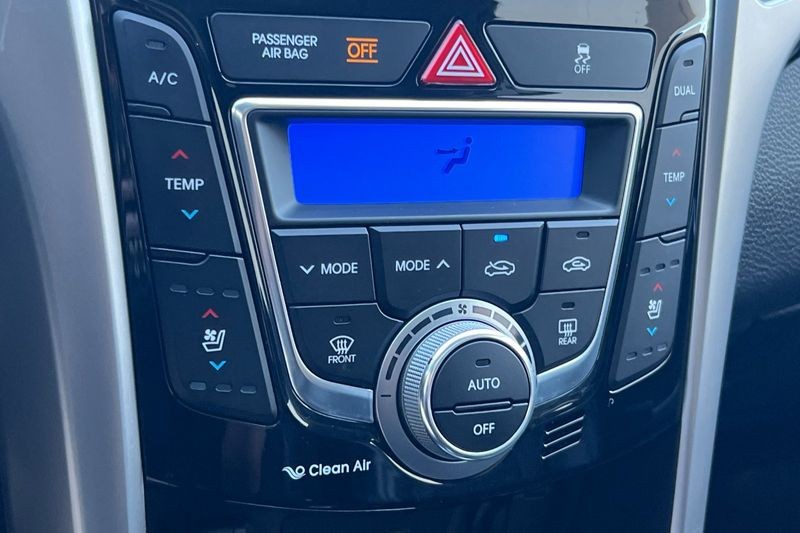 Hyundai Elantra GT Vehicle Full-screen Gallery Image 21