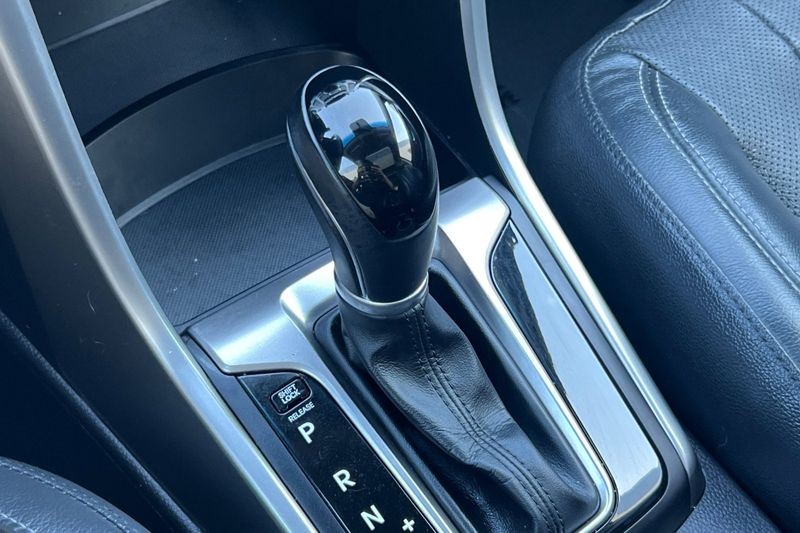 Hyundai Elantra GT Vehicle Full-screen Gallery Image 22