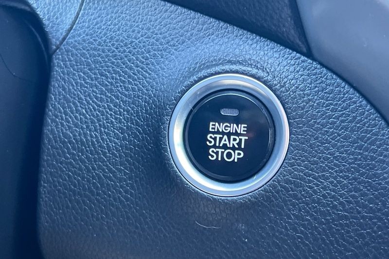 Hyundai Elantra GT Vehicle Full-screen Gallery Image 23