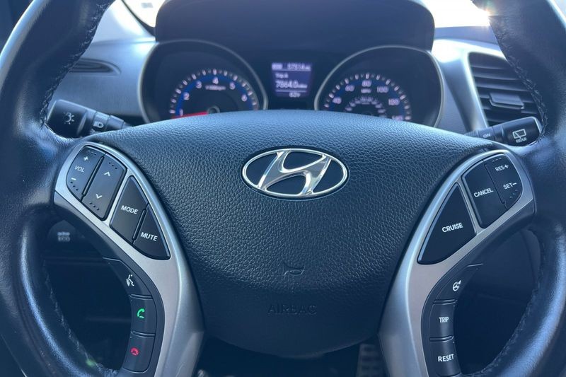 Hyundai Elantra GT Vehicle Full-screen Gallery Image 24