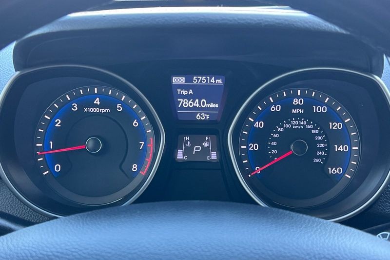 Hyundai Elantra GT Vehicle Full-screen Gallery Image 25