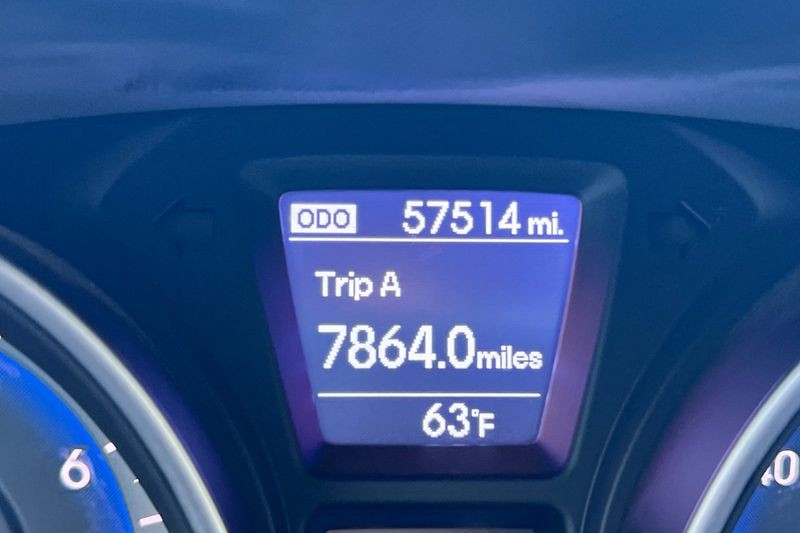 Hyundai Elantra GT Vehicle Full-screen Gallery Image 26