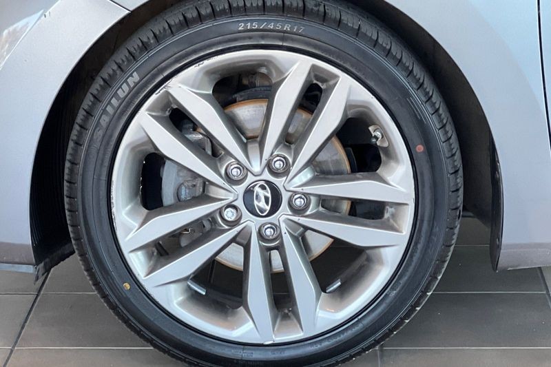 Hyundai Elantra GT Vehicle Full-screen Gallery Image 27