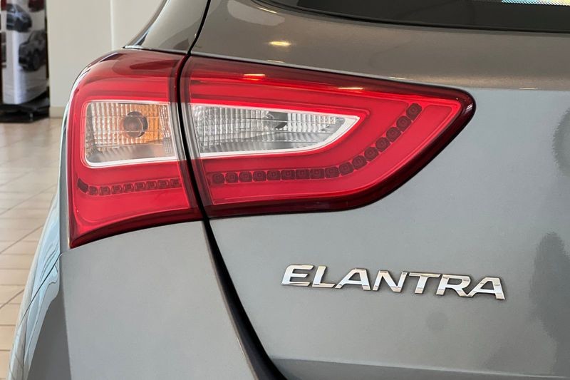Hyundai Elantra GT Vehicle Full-screen Gallery Image 28