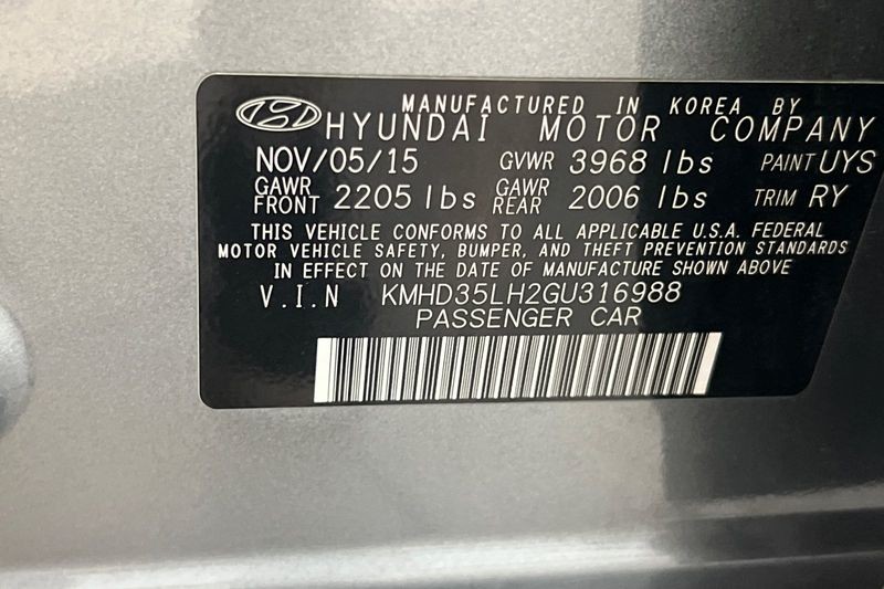 Hyundai Elantra GT Vehicle Full-screen Gallery Image 29