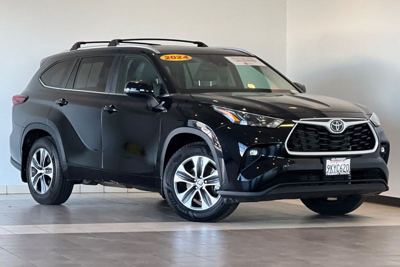 Toyota Highlander Vehicle Full-screen Gallery Image 02