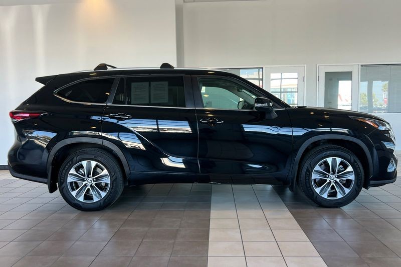 Toyota Highlander Vehicle Full-screen Gallery Image 03
