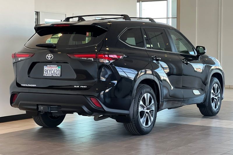 Toyota Highlander Vehicle Full-screen Gallery Image 04