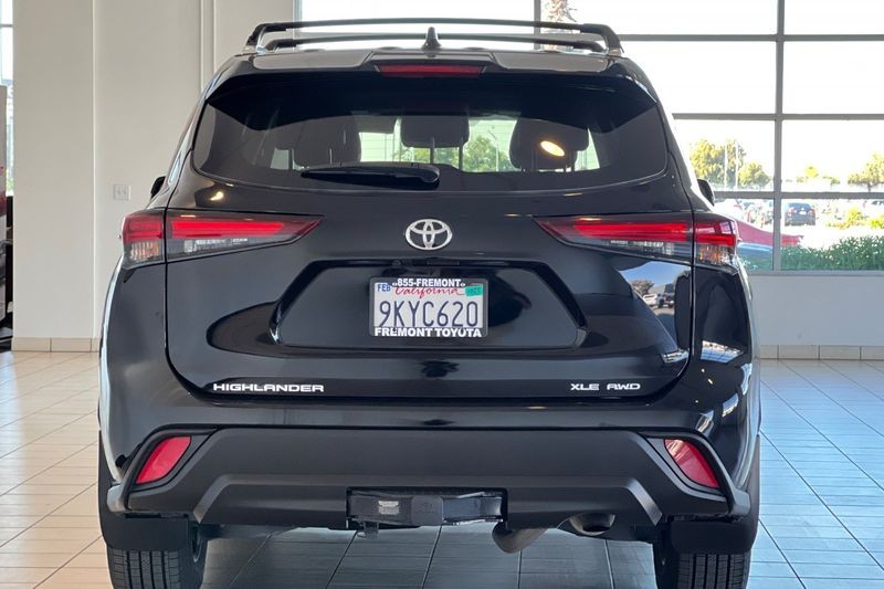 Toyota Highlander Vehicle Full-screen Gallery Image 05