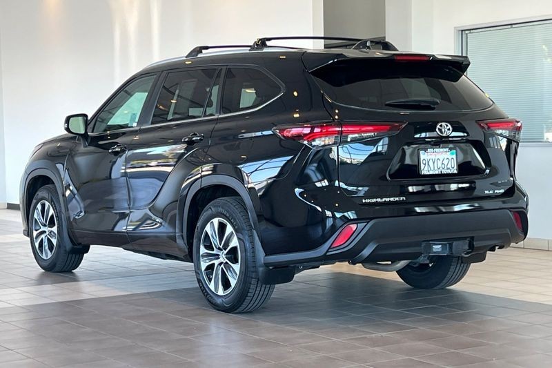 Toyota Highlander Vehicle Full-screen Gallery Image 06