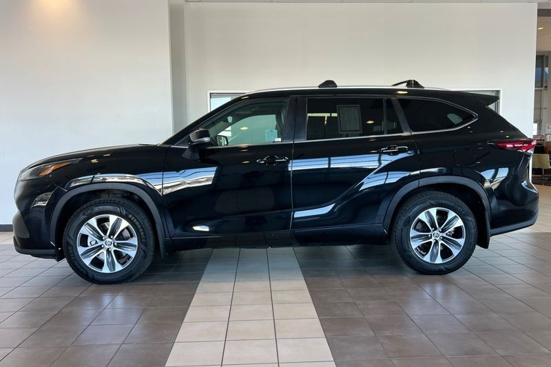 Toyota Highlander Vehicle Full-screen Gallery Image 07