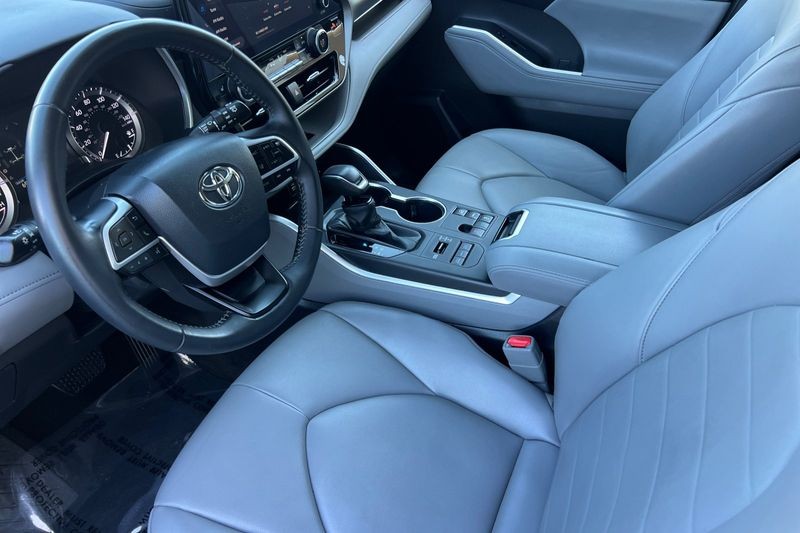 Toyota Highlander Vehicle Full-screen Gallery Image 10