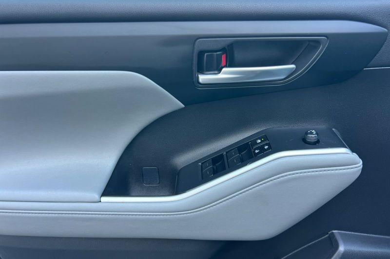Toyota Highlander Vehicle Full-screen Gallery Image 11