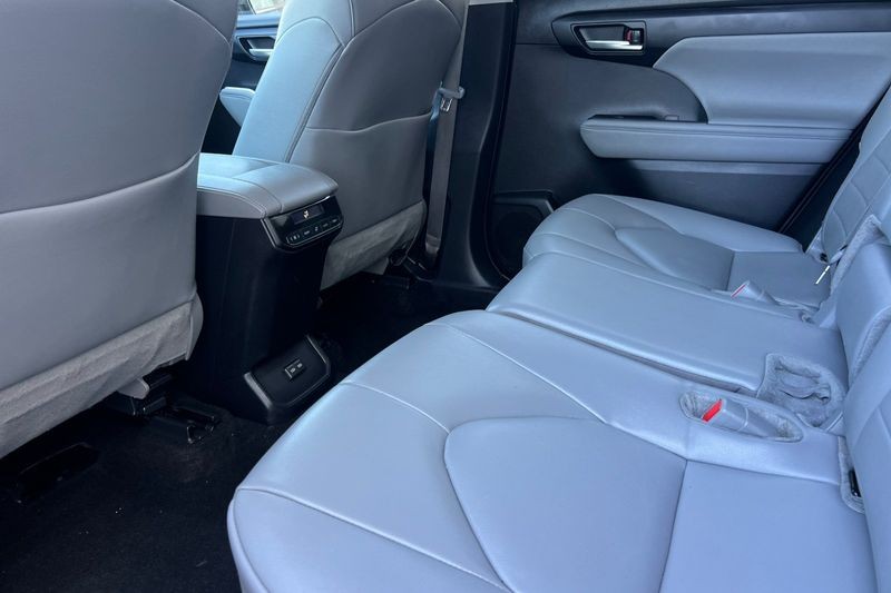 Toyota Highlander Vehicle Full-screen Gallery Image 12