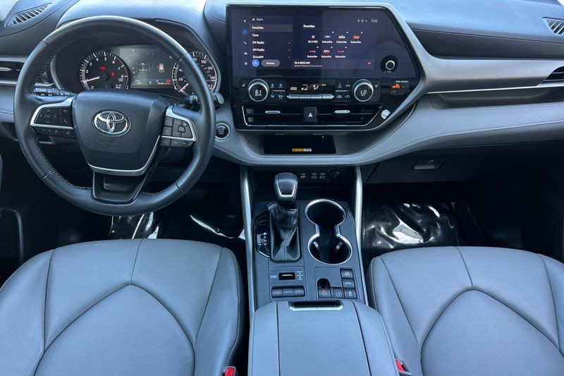 Toyota Highlander Vehicle Full-screen Gallery Image 13